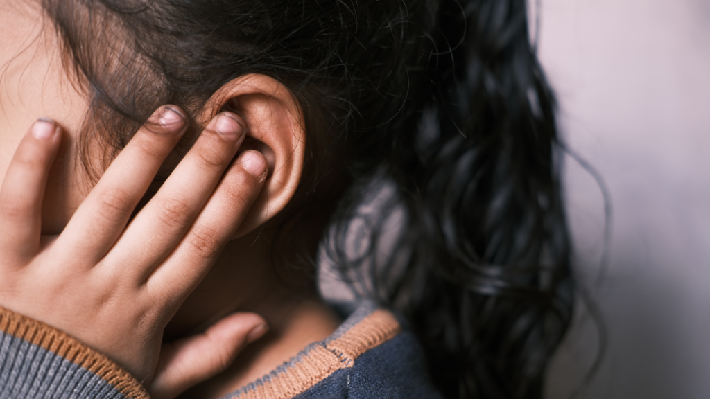 Wondering why your ears feel clogged but don’t hurt? Discover the most common causes of ear fullness without pain—and what you can safely do to relieve it today.