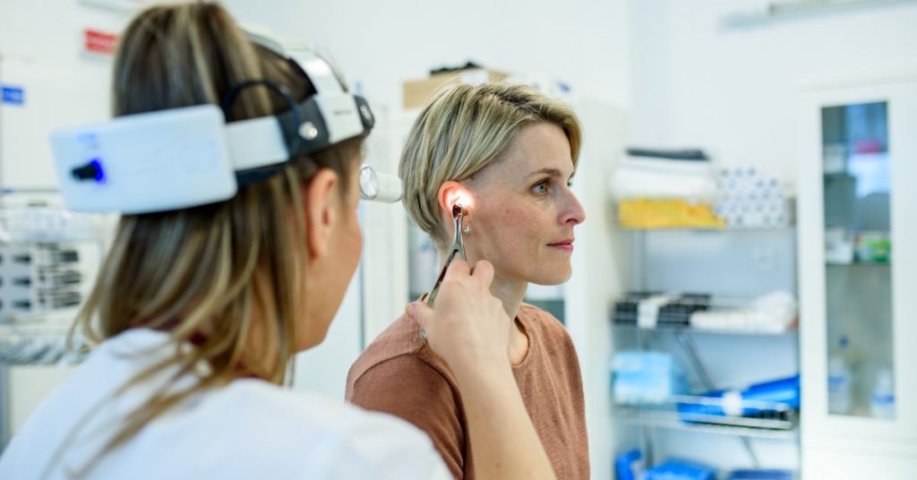 Illustration of the connection between head injuries and hearing loss