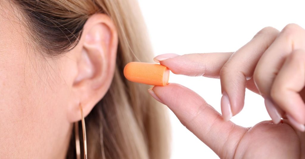 Cleaning and storing earplugs correctly to protect ear health